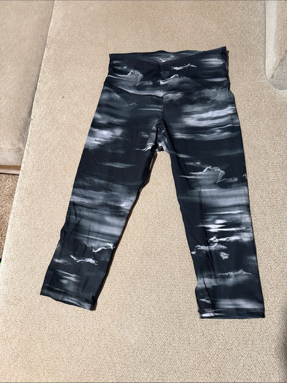Old Navy Black & Gray Marble Print Capri Leggings & GRAY AND BLACK LEGGINGS